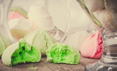 Bir tabloda lezzetli tatlılar.