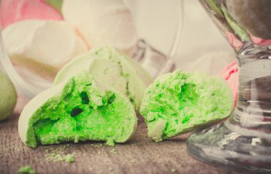 Bir tabloda lezzetli tatlılar.