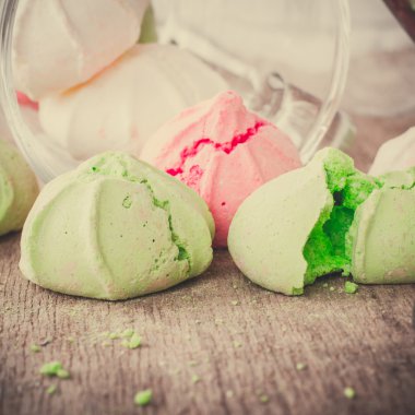 Bir tabloda lezzetli tatlılar.