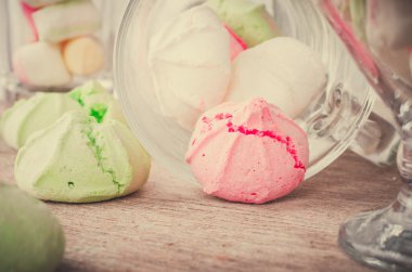 Bir tabloda lezzetli tatlılar.