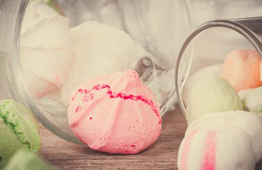 Bir tabloda lezzetli tatlılar.