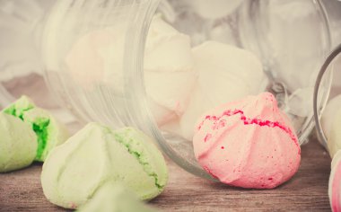 Bir tabloda lezzetli tatlılar.