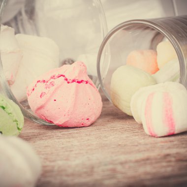 Bir tabloda lezzetli tatlılar.