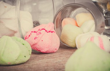 Bir tabloda lezzetli tatlılar.