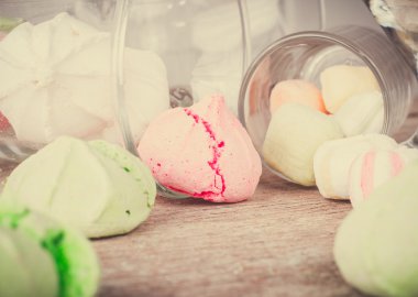 Bir tabloda lezzetli tatlılar.