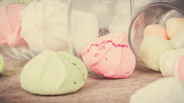 Bir tabloda lezzetli tatlılar.