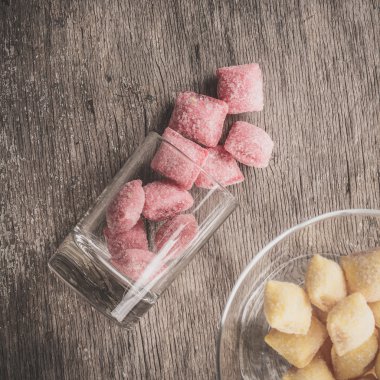 Bir tabloda lezzetli tatlılar.