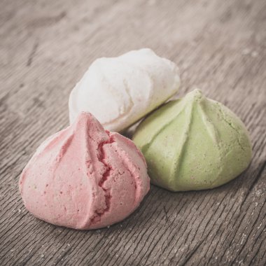 Bir tabloda lezzetli tatlılar.