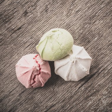 Bir tabloda lezzetli tatlılar.