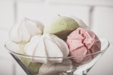 Bir tabloda lezzetli tatlılar.