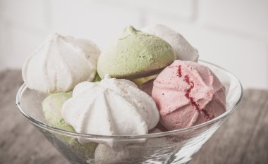 Bir tabloda lezzetli tatlılar.