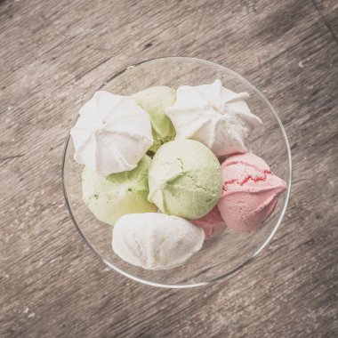 Bir tabloda lezzetli tatlılar.