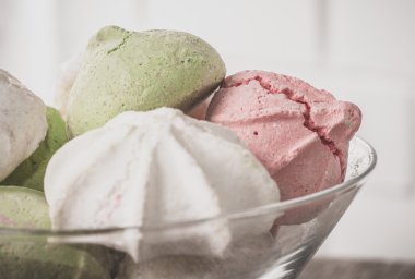 Bir tabloda lezzetli tatlılar.