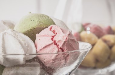 Bir tabloda lezzetli tatlılar.