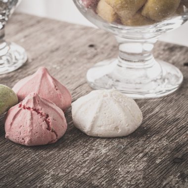 Bir tabloda lezzetli tatlılar.