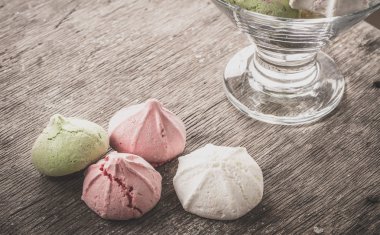 Bir tabloda lezzetli tatlılar.