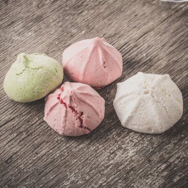 Bir tabloda lezzetli tatlılar.