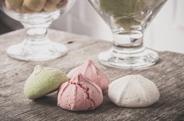 Bir tabloda lezzetli tatlılar.