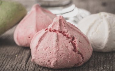 Bir tabloda lezzetli tatlılar.