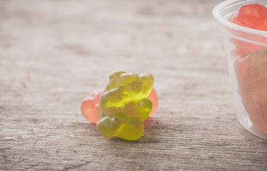 Bir tabloda lezzetli tatlılar.