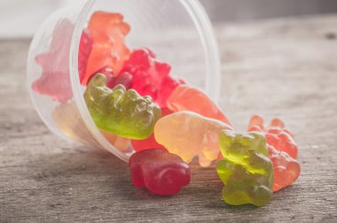 Bir tabloda lezzetli tatlılar.