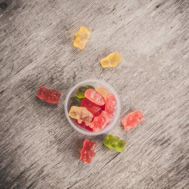 Bir tabloda lezzetli tatlılar.