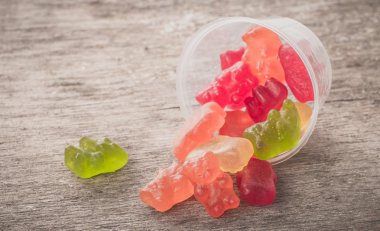 Bir tabloda lezzetli tatlılar.