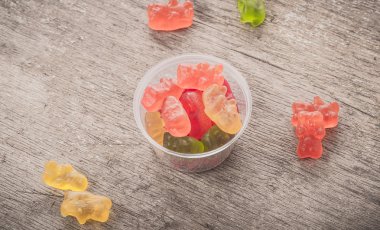 Bir tabloda lezzetli tatlılar.