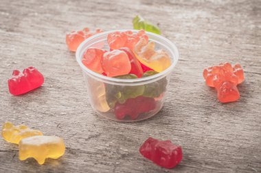 Bir tabloda lezzetli tatlılar.