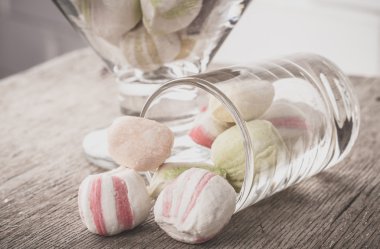 Bir tabloda lezzetli tatlılar.