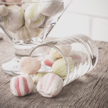 Bir tabloda lezzetli tatlılar.