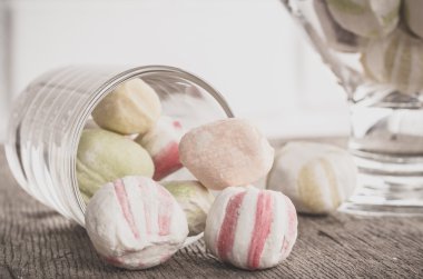 Bir tabloda lezzetli tatlılar.