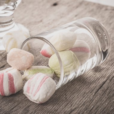 Bir tabloda lezzetli tatlılar.