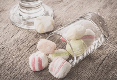 Bir tabloda lezzetli tatlılar.