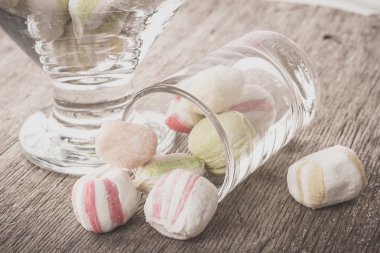 Bir tabloda lezzetli tatlılar.