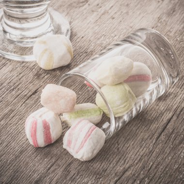 Bir tabloda lezzetli tatlılar.