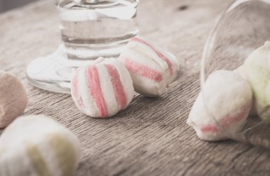 Bir tabloda lezzetli tatlılar.