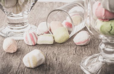 Bir tabloda lezzetli tatlılar.