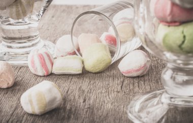 Bir tabloda lezzetli tatlılar.