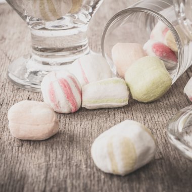 Bir tabloda lezzetli tatlılar.