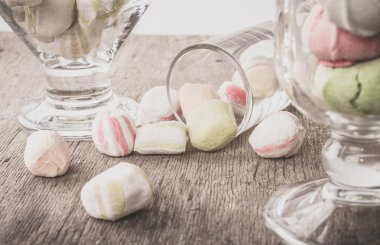 Bir tabloda lezzetli tatlılar.