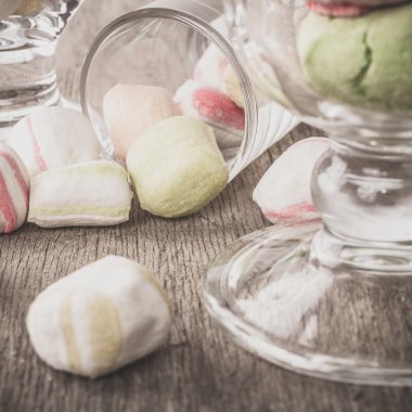 Bir tabloda lezzetli tatlılar.