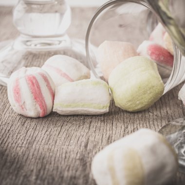 Bir tabloda lezzetli tatlılar.