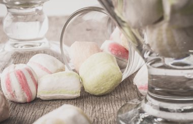 Bir tabloda lezzetli tatlılar.