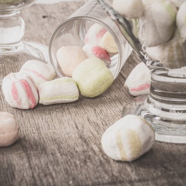 Bir tabloda lezzetli tatlılar.