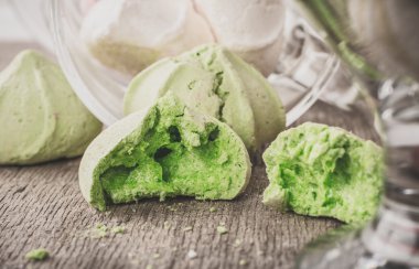 Bir tabloda lezzetli tatlılar.