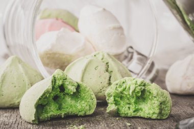 Bir tabloda lezzetli tatlılar.