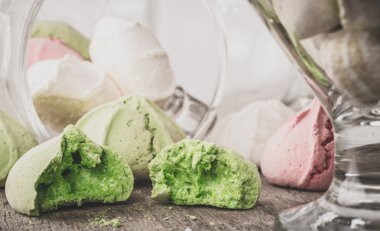 Bir tabloda lezzetli tatlılar.