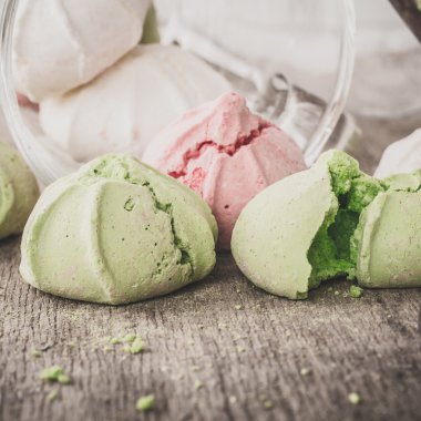 Bir tabloda lezzetli tatlılar.