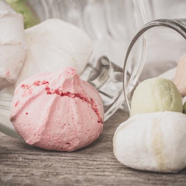 Bir tabloda lezzetli tatlılar.